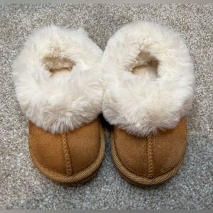Cozy Tan and Cream Toddler Slippers | 4